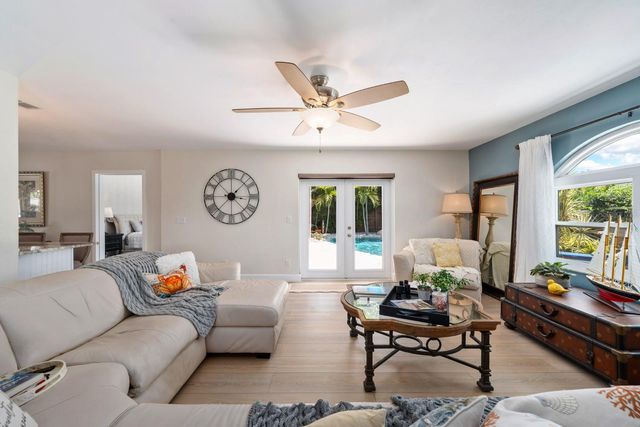 1100 36TH AVENUE NE, St Petersburg, FL 33704