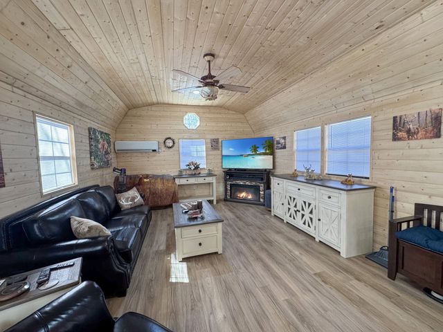 137 Summit Dr, Dover, TN 37058