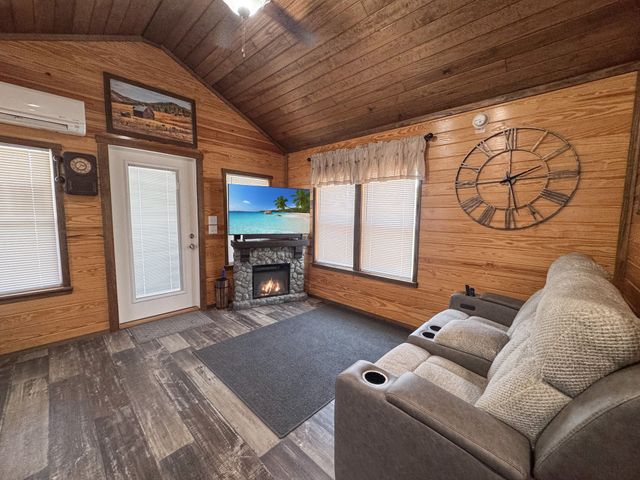 137 Summit Dr, Dover, TN 37058