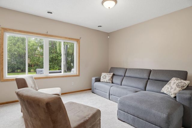 8901 Dunbar Knoll N, Brooklyn Park, MN 55443