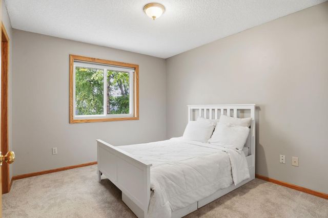 8901 Dunbar Knoll N, Brooklyn Park, MN 55443