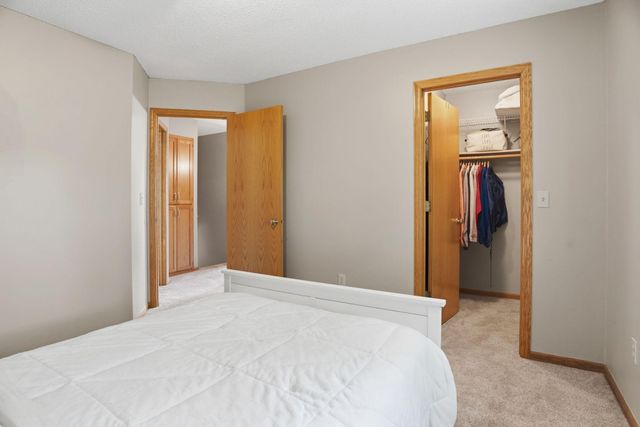 8901 Dunbar Knoll N, Brooklyn Park, MN 55443