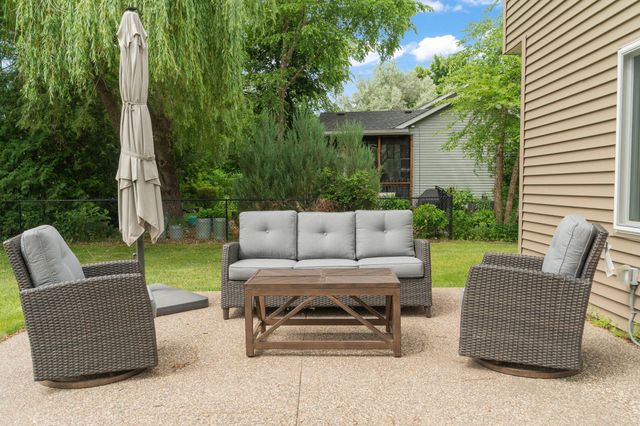 8901 Dunbar Knoll N, Brooklyn Park, MN 55443