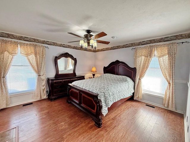 2004 N Lynn Street, Nevada, MO 64772