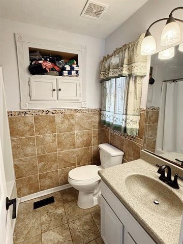 2004 N Lynn Street, Nevada, MO 64772