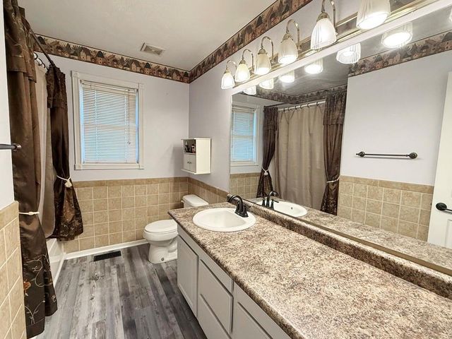 2004 N Lynn Street, Nevada, MO 64772