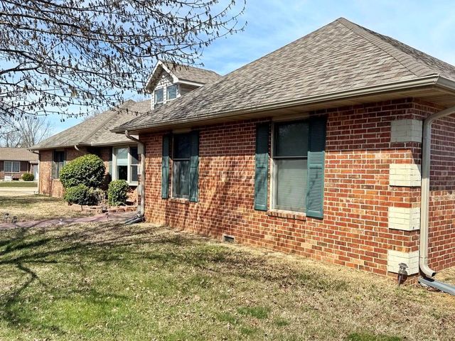 2004 N Lynn Street, Nevada, MO 64772