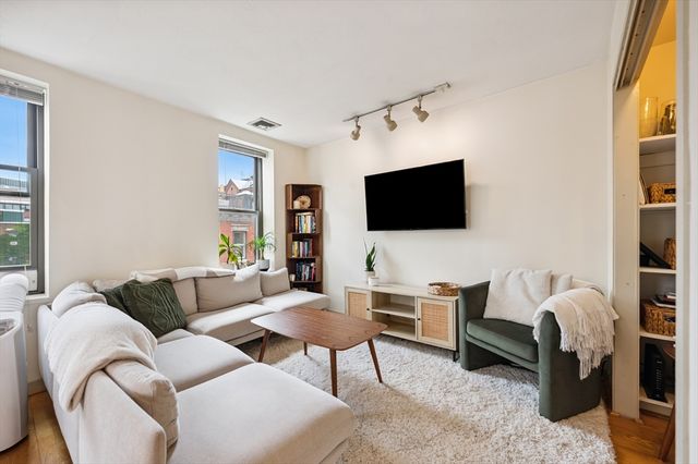 5 Grove St 9, Boston, MA 02114