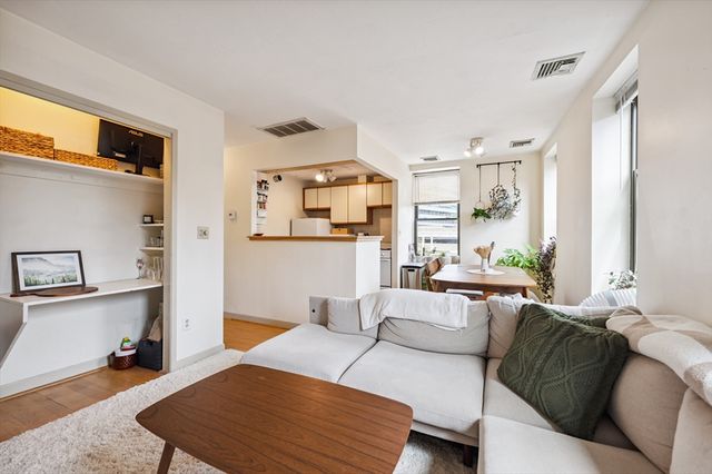 5 Grove St 9, Boston, MA 02114