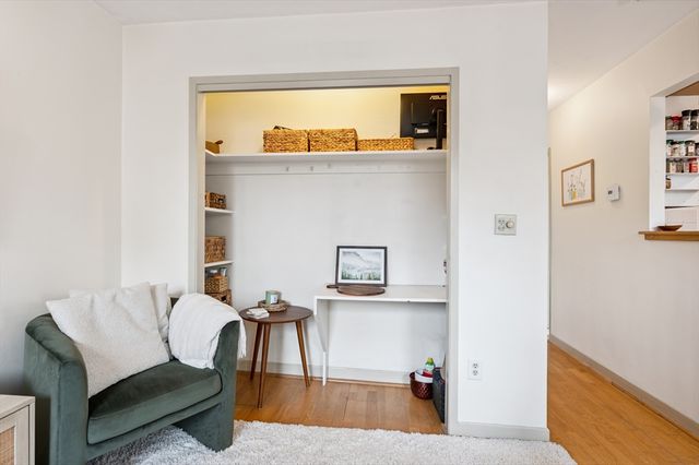 5 Grove St 9, Boston, MA 02114