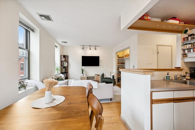 5 Grove St 9, Boston, MA 02114