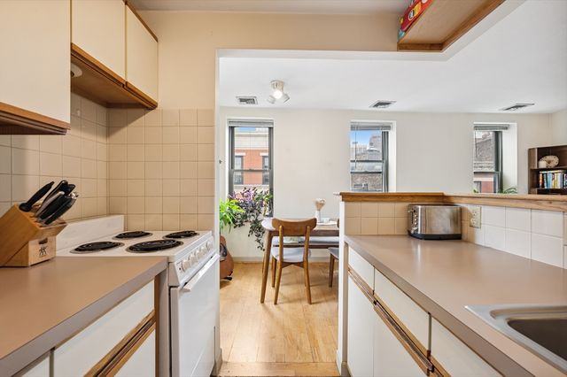 5 Grove St 9, Boston, MA 02114