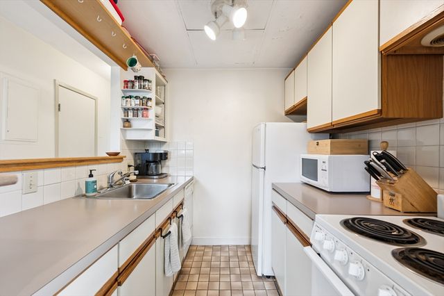 5 Grove St 9, Boston, MA 02114