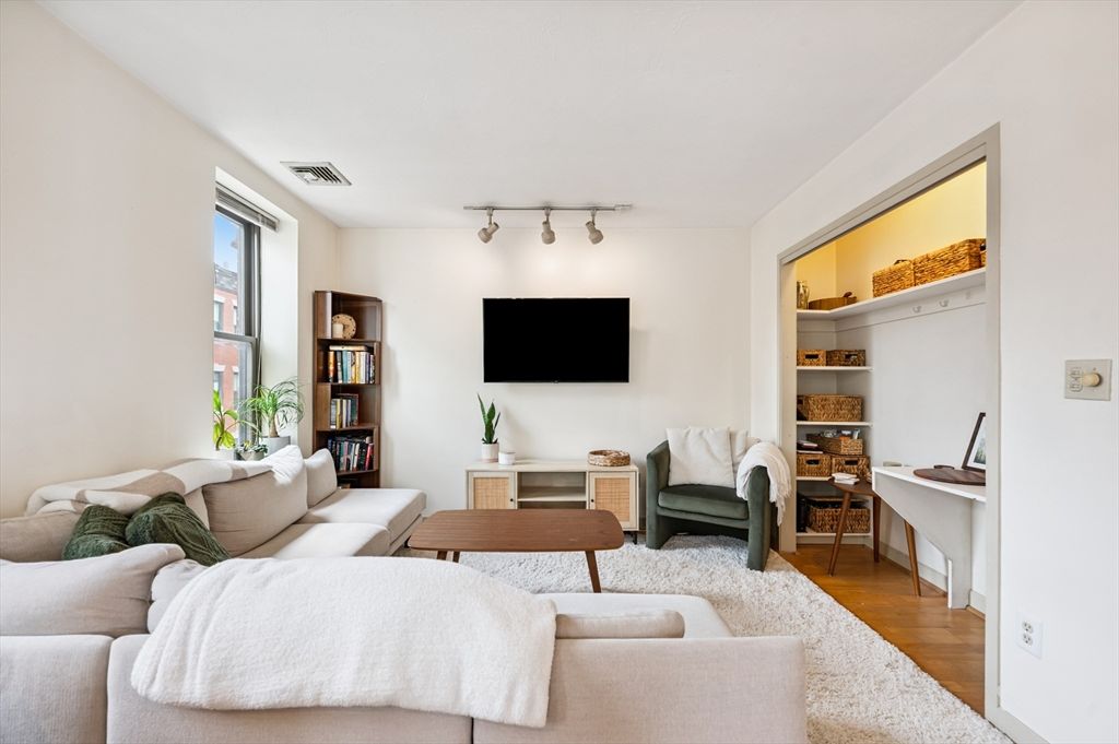 5 Grove St 9, Boston, MA 02114