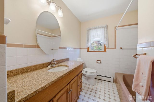 246 E Henry Place E, Iselin, NJ 08830