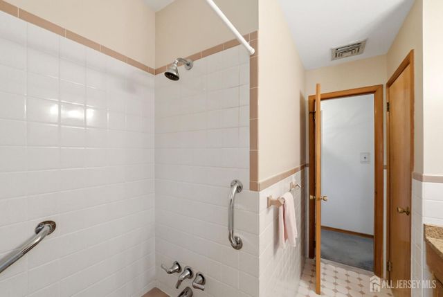 246 E Henry Place E, Iselin, NJ 08830