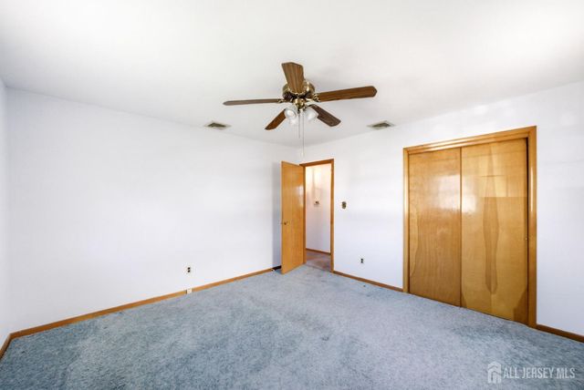 246 E Henry Place E, Iselin, NJ 08830