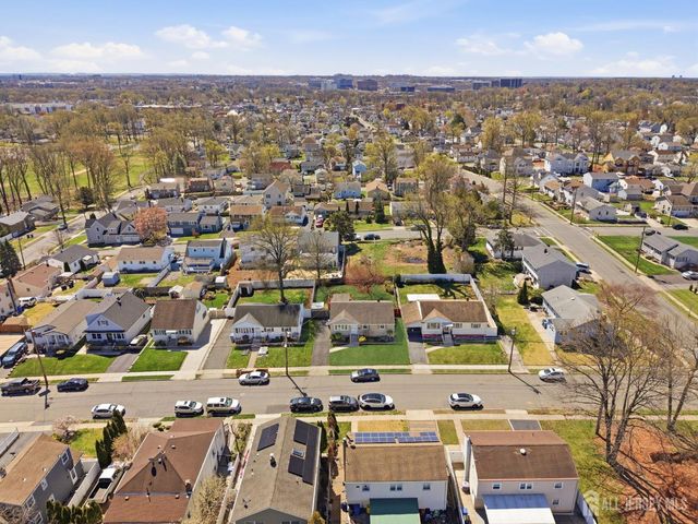 246 E Henry Place E, Iselin, NJ 08830