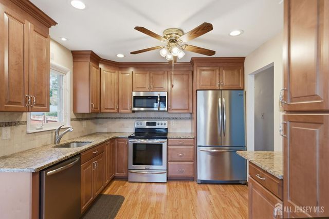 246 E Henry Place E, Iselin, NJ 08830