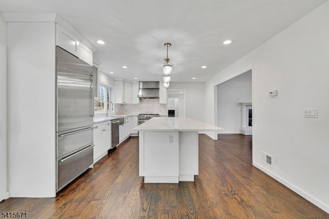 54 Robin Glen Rd, Watchung Boro, NJ 07069