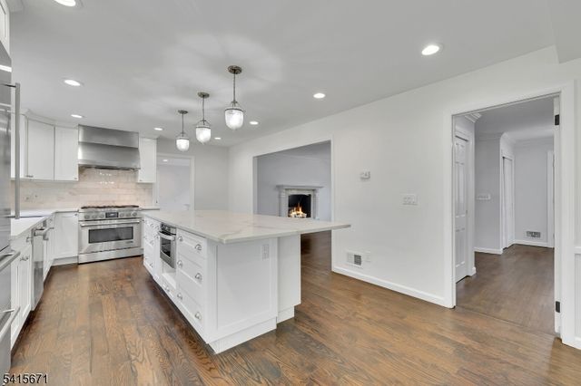 54 Robin Glen Rd, Watchung Boro, NJ 07069