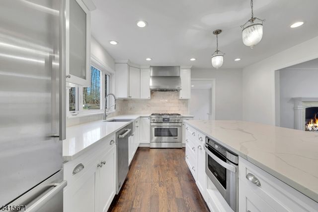 54 Robin Glen Rd, Watchung Boro, NJ 07069