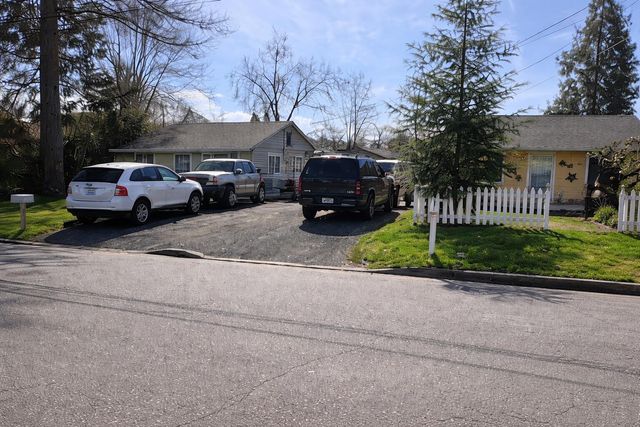 1035 SW I Street, Grants Pass, OR 97526