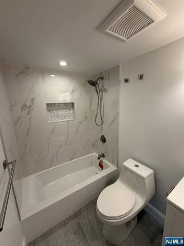 200 Grand Cove Way 3H, Edgewater, NJ 07020