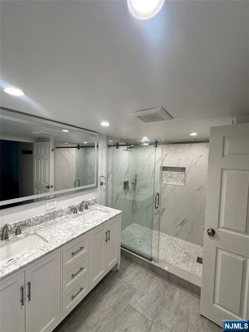 200 Grand Cove Way 3H, Edgewater, NJ 07020