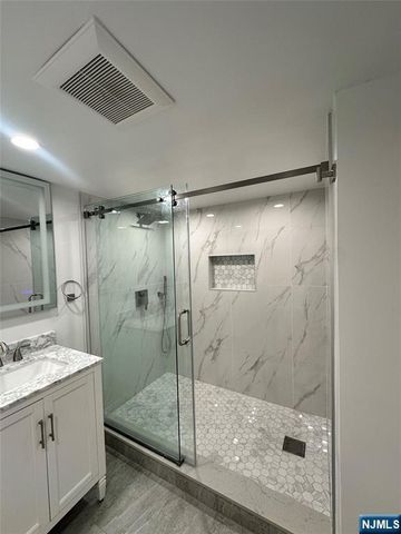 200 Grand Cove Way 3H, Edgewater, NJ 07020