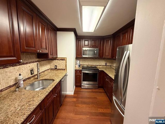 200 Grand Cove Way 3H, Edgewater, NJ 07020