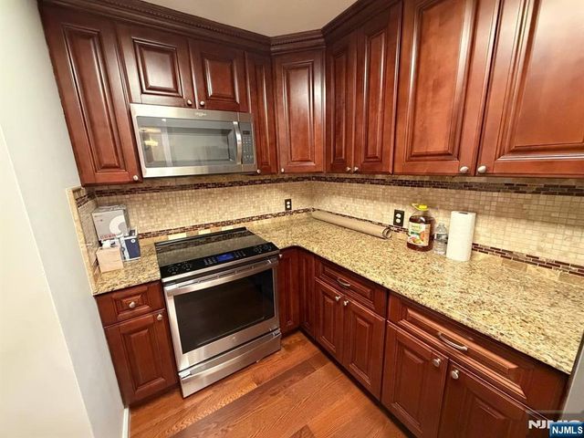 200 Grand Cove Way 3H, Edgewater, NJ 07020