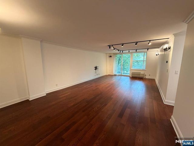 200 Grand Cove Way 3H, Edgewater, NJ 07020