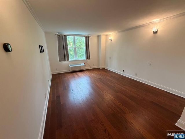 200 Grand Cove Way 3H, Edgewater, NJ 07020