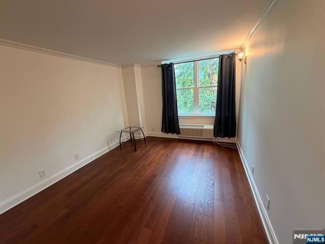 200 Grand Cove Way 3H, Edgewater, NJ 07020