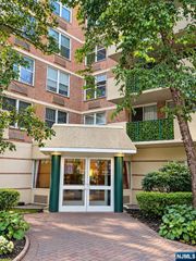 200 Grand Cove Way 3H, Edgewater, NJ 07020