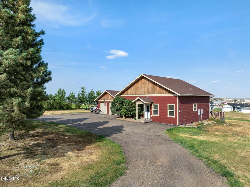 1212 10th Street SW, Watford City, ND 58854 photo 3