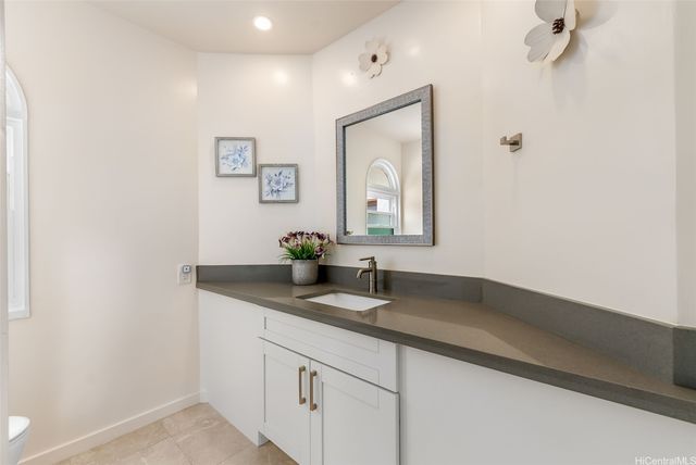 1906 Alaweo Street, Honolulu, HI 96821