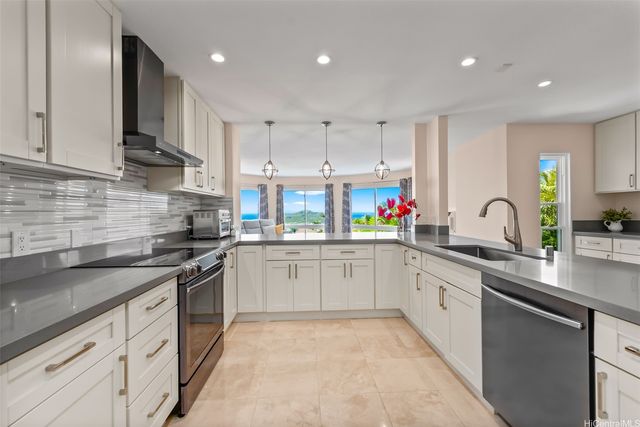 1906 Alaweo Street, Honolulu, HI 96821