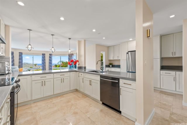1906 Alaweo Street, Honolulu, HI 96821