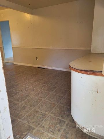 1129 6th Ave, Twin Falls, ID 83301