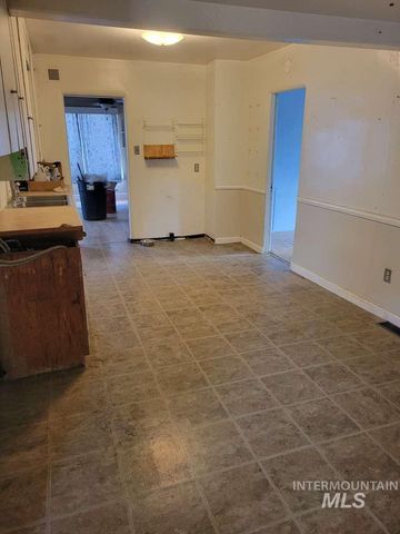 1129 6th Ave, Twin Falls, ID 83301