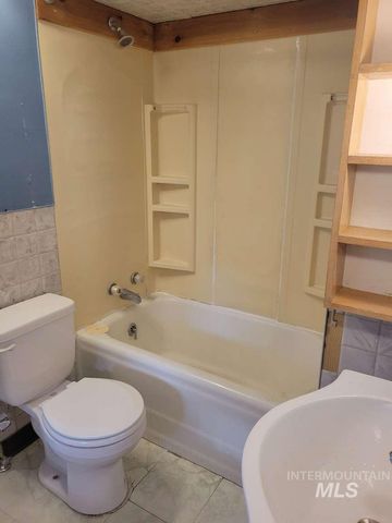 1129 6th Ave, Twin Falls, ID 83301