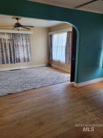 1129 6th Ave, Twin Falls, ID 83301