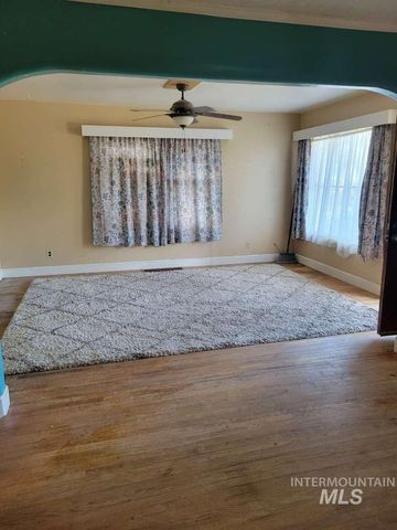 1129 6th Ave, Twin Falls, ID 83301