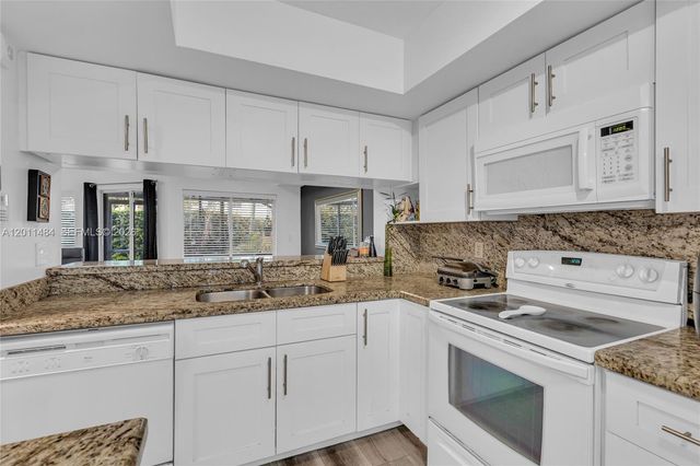 7874 NW 7th Ct, Plantation, FL 33324