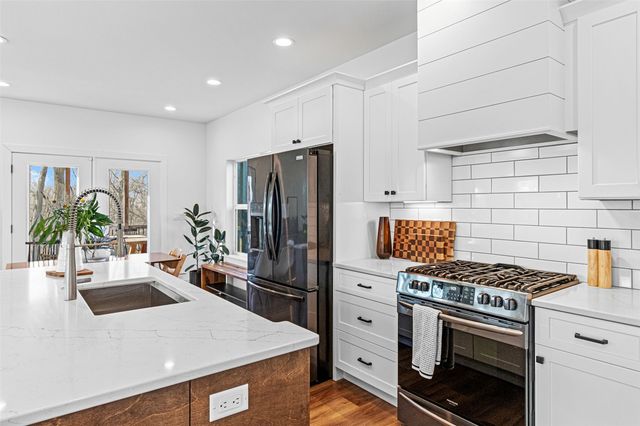 834 Old Mill Lane, Solon, IA 52333