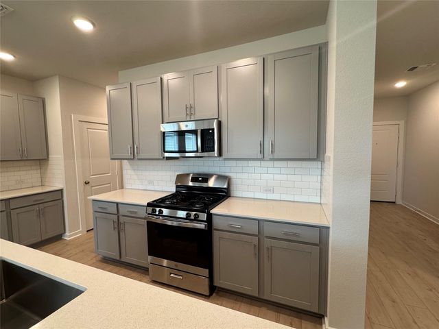 75 Hereford LOOP, Hutto, TX 78634