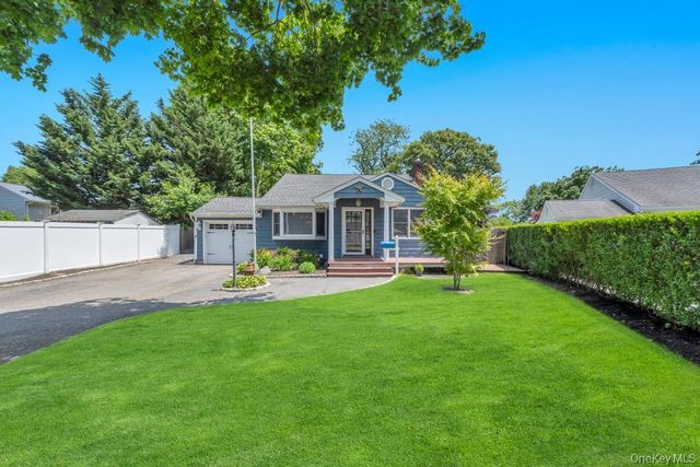 3 Drake Lane, Kings Park, NY 11754