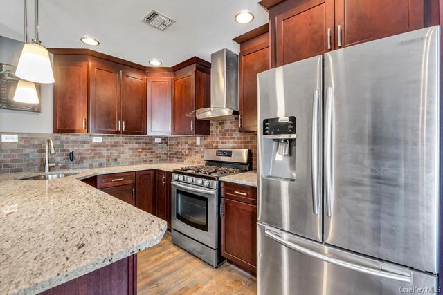 3 Drake Lane, Kings Park, NY 11754